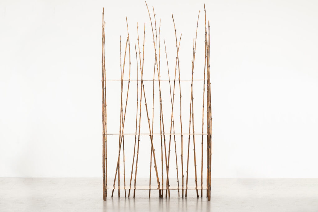 01 GC NILUFAR NOMAD ABU DHABI 2025 OSANNA VISCONTI BOOKCASE BAMBU 2024 BAMBU COLLECTION NATURAL BRONZE W 123 x D 35 x H 226 cm Ph.©danieleiodice