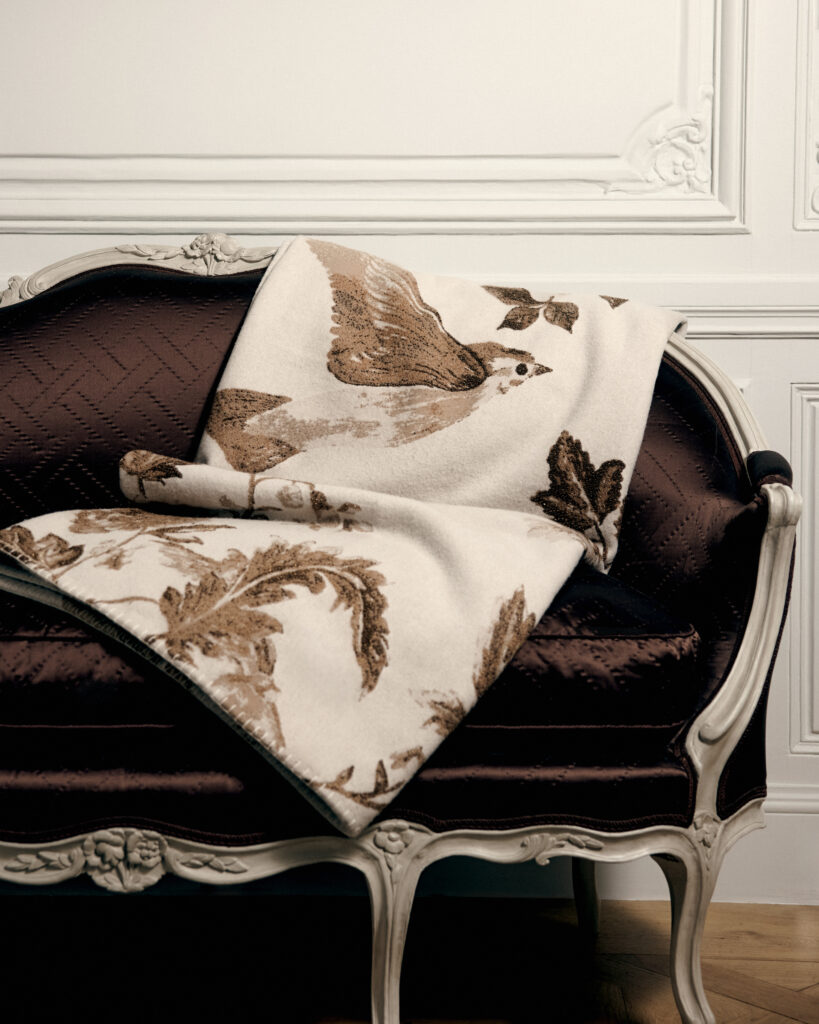 Dior Maison Unveils the Ranelagh Collection: A Poetic Dialogue Between Memory, Craft, and the Art of Living 17 09 Plaid canap 035