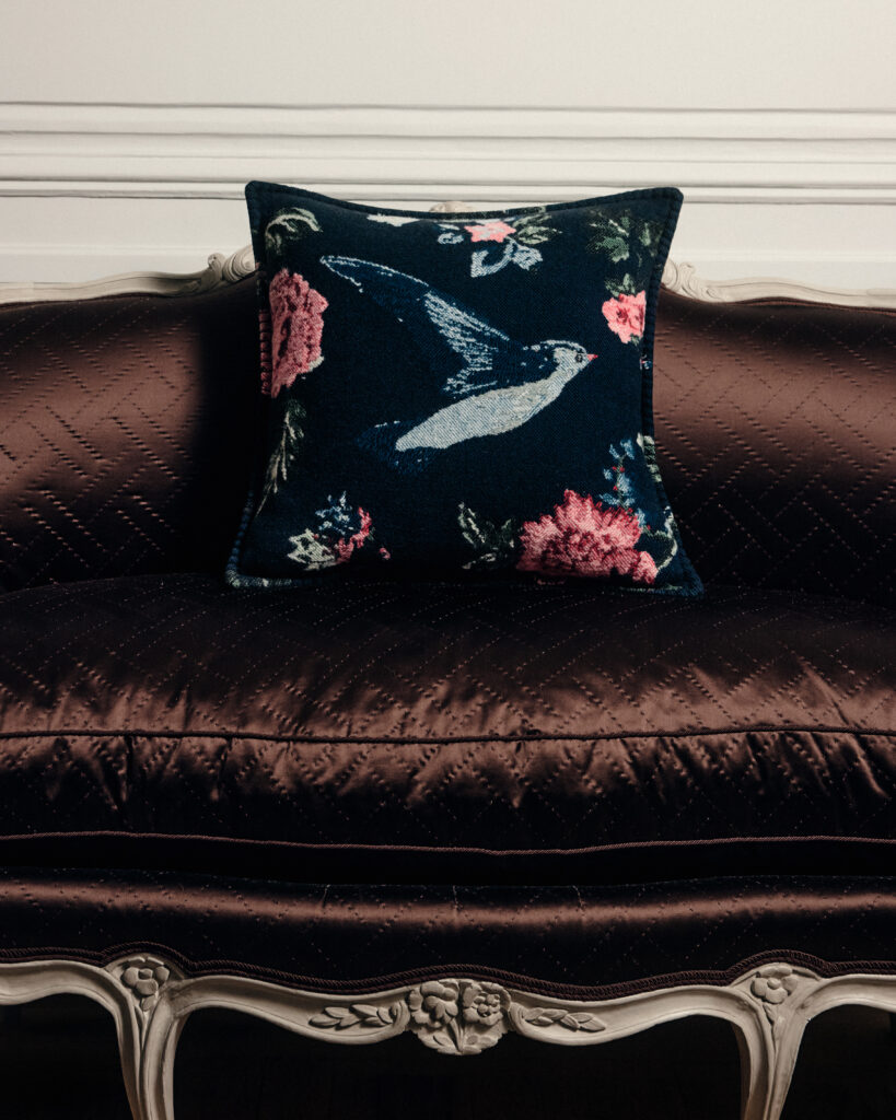 Dior Maison Unveils the Ranelagh Collection: A Poetic Dialogue Between Memory, Craft, and the Art of Living 18 11 Coussin bleu oiseau 011