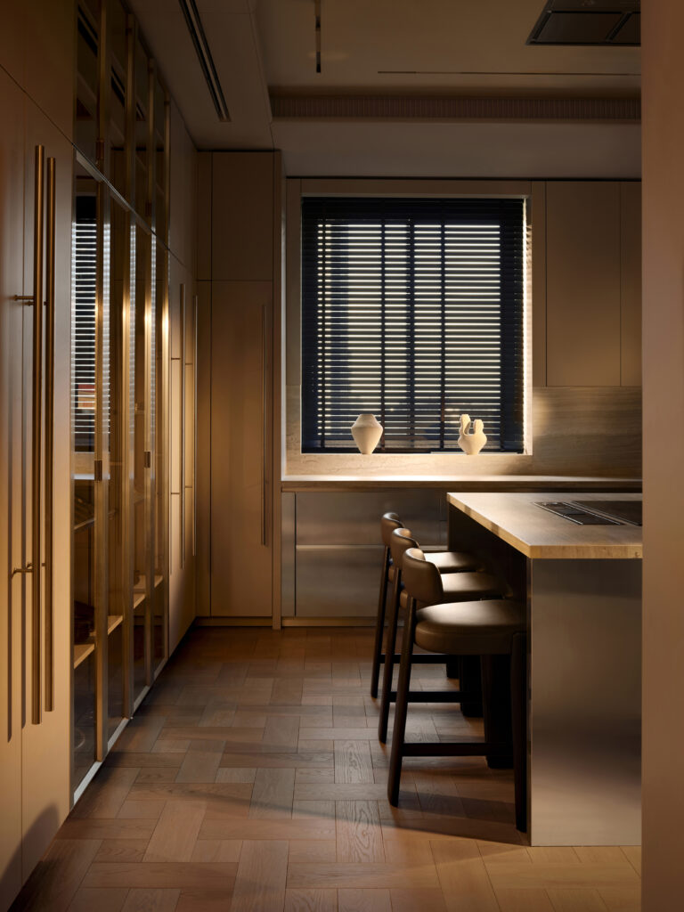 APR Escapefromsofa – Four Seaons R01 © Ibrahim Ozbunar 645 Studio 142