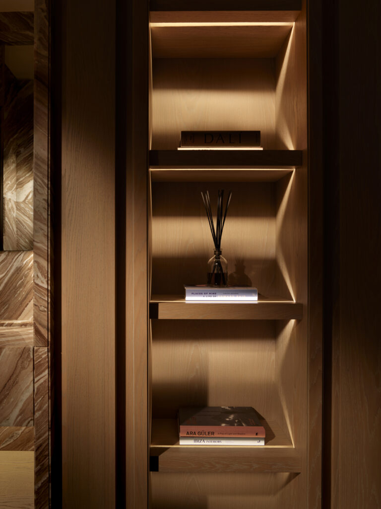 APR Escapefromsofa – Four Seaons R01 © Ibrahim Ozbunar 645 Studio 20