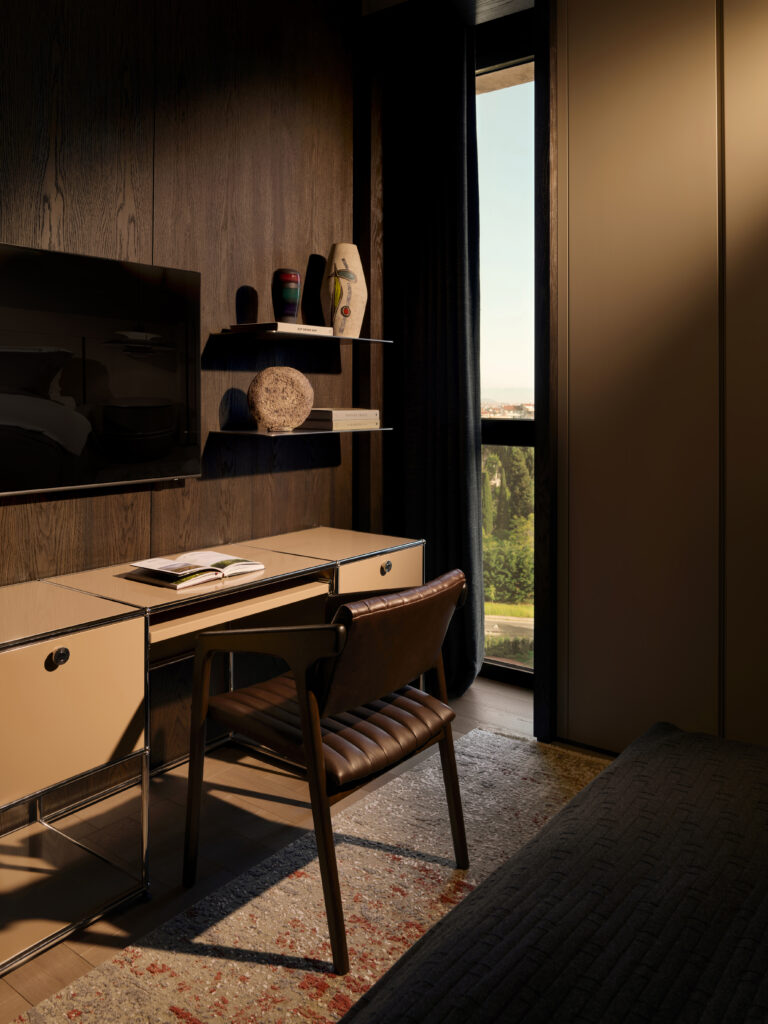 APR Escapefromsofa – Four Seaons R01 © Ibrahim Ozbunar 645 Studio 21