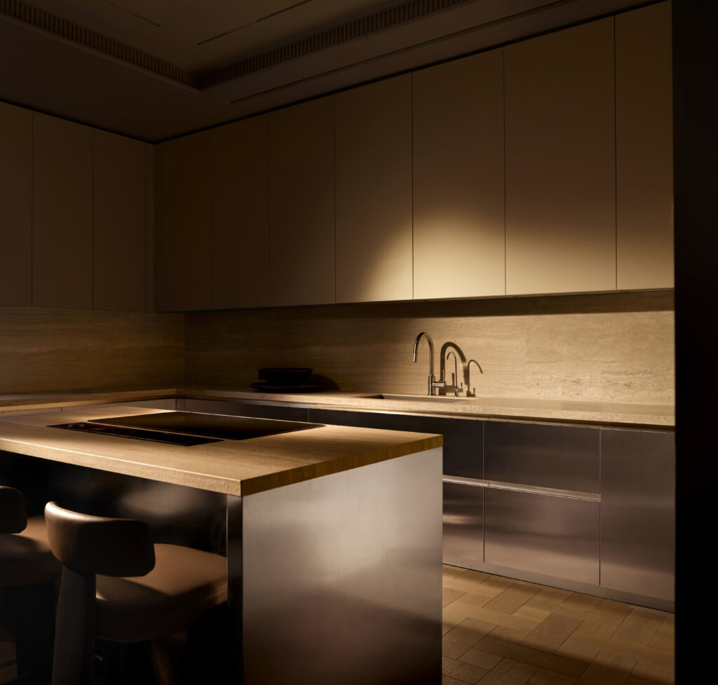 APR Escapefromsofa – Four Seaons R01 © Ibrahim Ozbunar 645 Studio 71