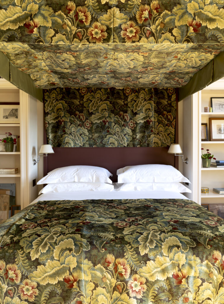 The Quiet Grandeur of a Florentine Palazzo Above the River 9 1400034