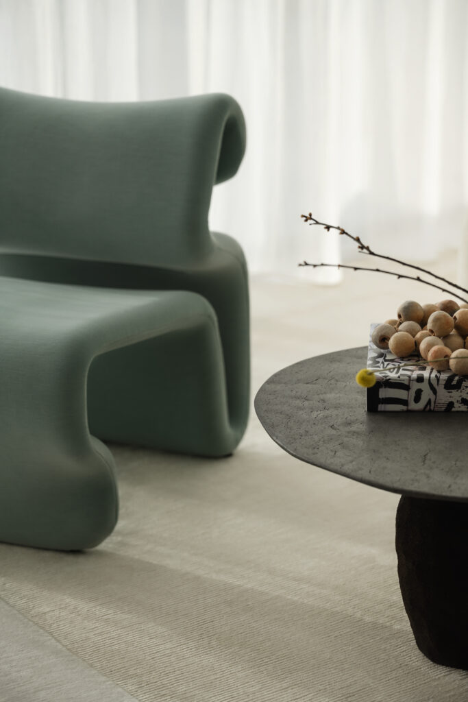 A Warmly Layered Palm Jumeirah Home Filled with Art, Vintage Pieces and Natural Materials 9 AnaFosterAdams DubaiVilla NateleeCocks 030