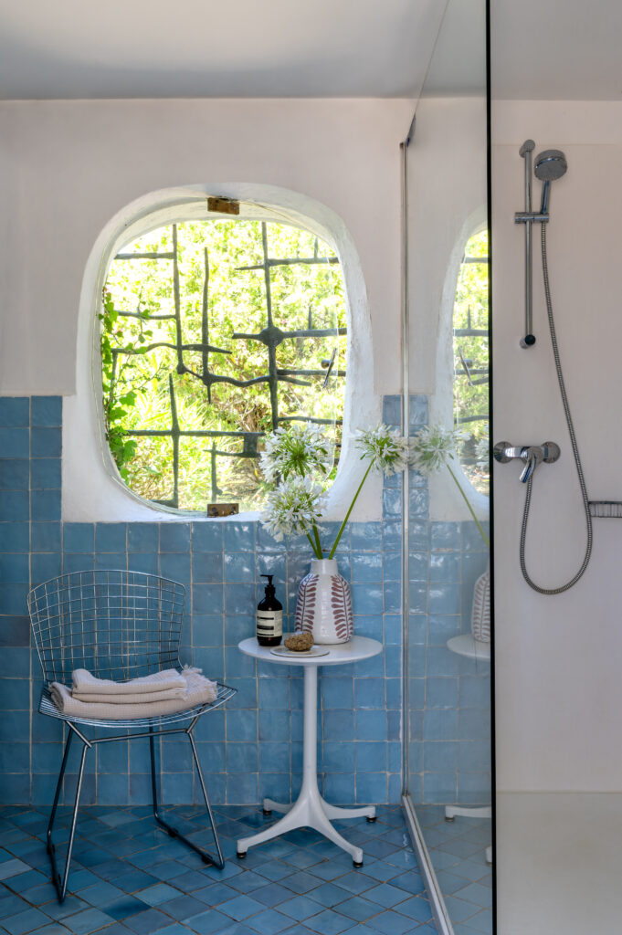 Inside a Jacques Couelle House, Miriam Frowein Chose Restraint Over Reinvention 15 Bathroom DSC 3517aPhotography Benedicte Drummond Project Jacques Couelle Miriam Frowein Interiors