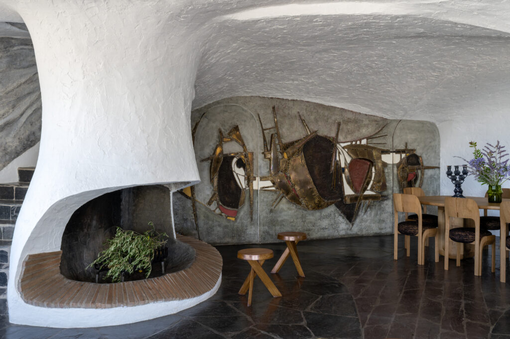 Inside a Jacques Couelle House, Miriam Frowein Chose Restraint Over Reinvention 10 Chimney DSC 3352Photography Benedicte Drummond Project Jacques Couelle Miriam Frowein Interiors