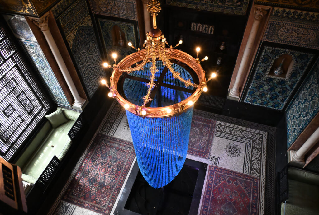 Ramzi Mallat Atlas of an Entangled Gaze 2026. Ceramic and metal 400 x 100 x 100 cm. Exhibited at Leighton House © Ramzi Mallat. Image courtesy of the artist 10