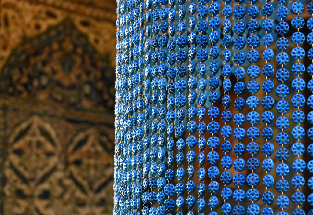 Ramzi Mallat Atlas of an Entangled Gaze 2026. Ceramic and metal 400 x 100 x 100 cm. Exhibited at Leighton House © Ramzi Mallat. Image courtesy of the artist 6