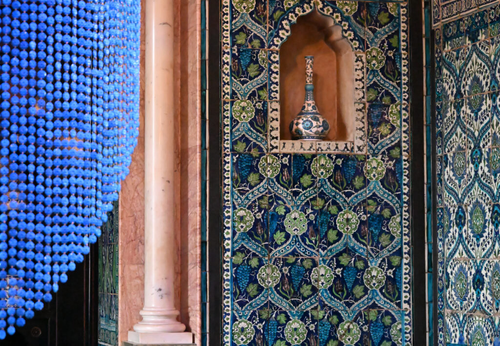 Ramzi Mallat Atlas of an Entangled Gaze 2026. Ceramic and metal 400 x 100 x 100 cm. Exhibited at Leighton House © Ramzi Mallat. Image courtesy of the artist 8