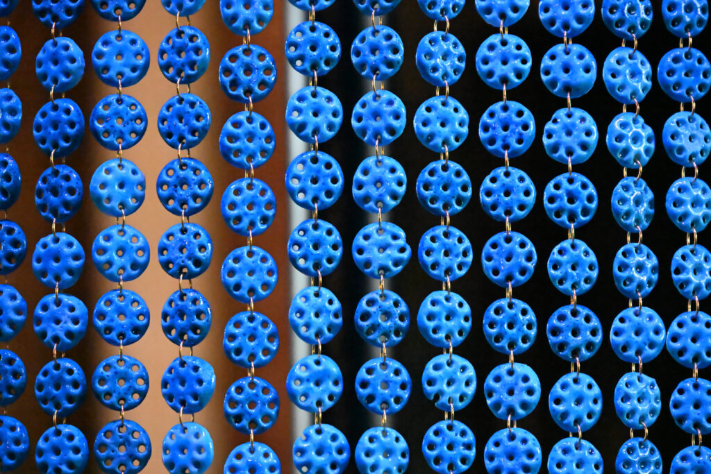 Ramzi Mallat Atlas of an Entangled Gaze 2026. Ceramic and metal 400 x 100 x 100 cm. Exhibited at Leighton House © Ramzi Mallat. Image courtesy of the artist 9