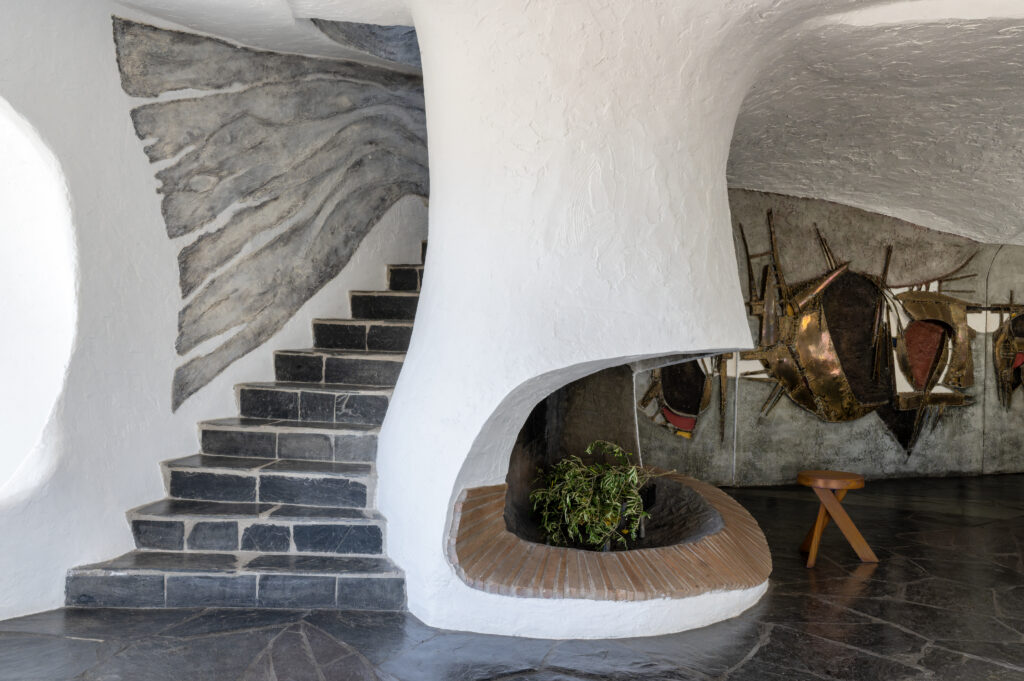 Inside a Jacques Couelle House, Miriam Frowein Chose Restraint Over Reinvention 7 Staircase DSC 3458Photography Benedicte Drummond Project Jacques Couelle Miriam Frowein Interiors