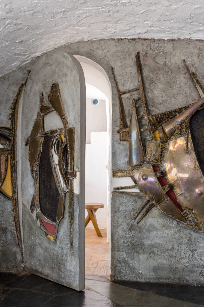 Inside a Jacques Couelle House, Miriam Frowein Chose Restraint Over Reinvention 6 WallSculpture DSC 3588Photography Benedicte Drummond Project Jacques Couelle Miriam Frowein Interiors