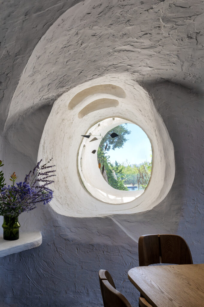 Inside a Jacques Couelle House, Miriam Frowein Chose Restraint Over Reinvention 8 Windows DSC 3382Photography Benedicte Drummond Project Jacques Couelle Miriam Frowein Interiors