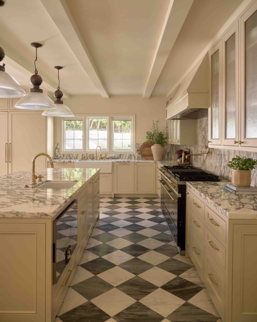 A Los Angeles Home Designed to Unfold Like a Well Loved Members’ Club 4 GGiD 4579