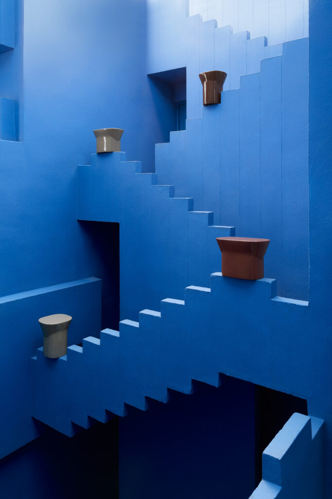 Unopiu Egadi tavolini sgabelli design Andrea Steidl ph. Thomas Pagani