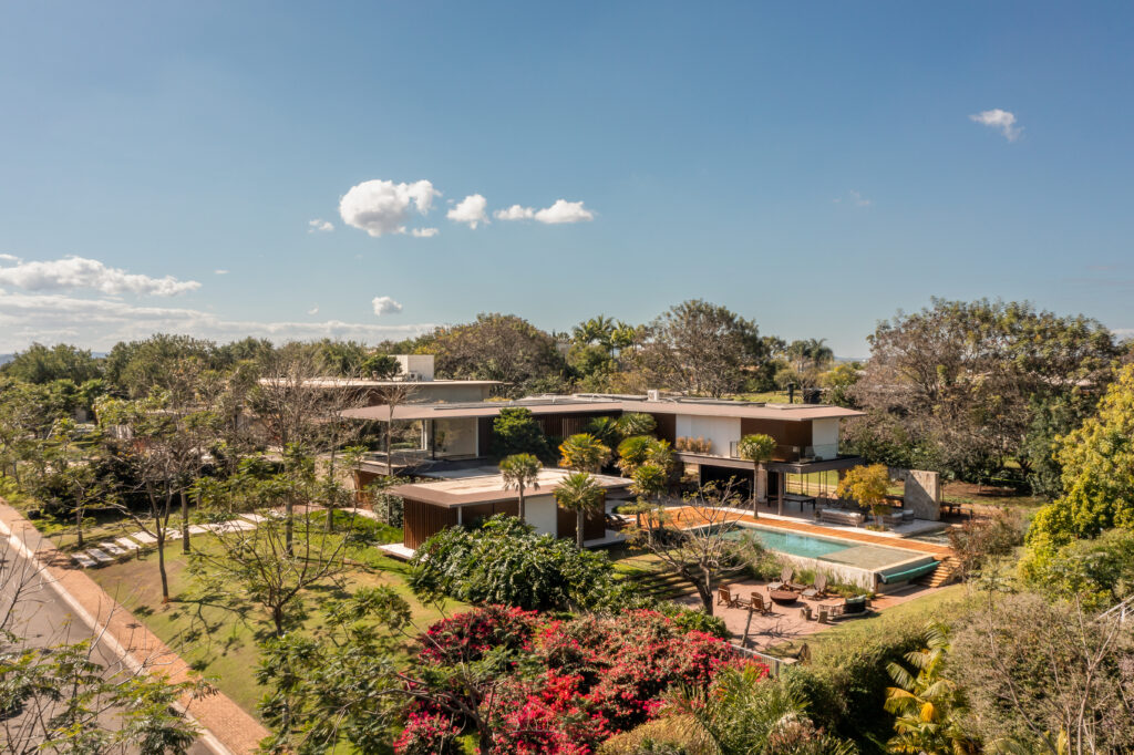 Step Into a Villa in São Paulo Where the Living Room Spills Straight Into the Garden 1 0080022