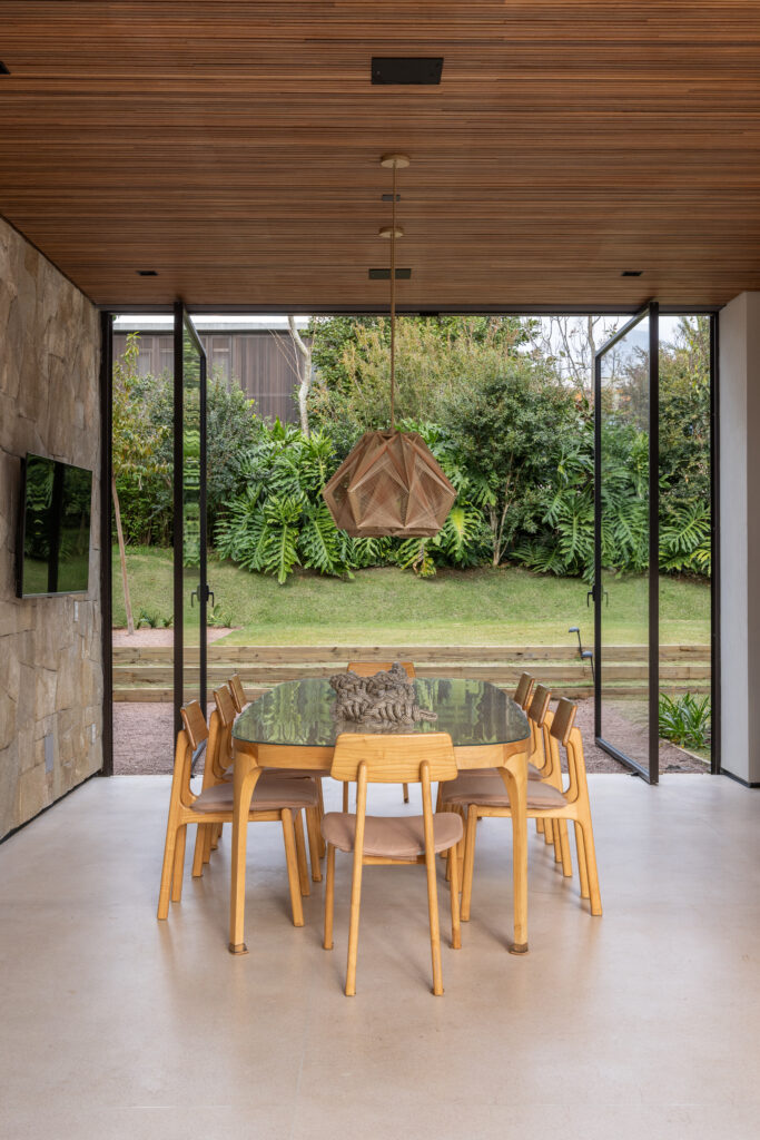 Step Into a Villa in São Paulo Where the Living Room Spills Straight Into the Garden 7 1098893
