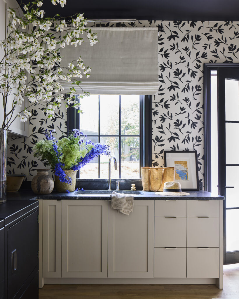 A House of Contrasts: Moody, Modern, and Incredibly Inviting 3 12. RBRichmar10407