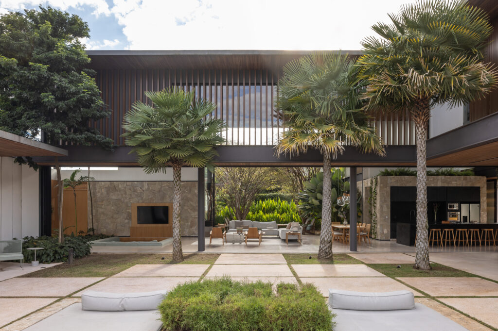 Step Into a Villa in São Paulo Where the Living Room Spills Straight Into the Garden 10 1507831