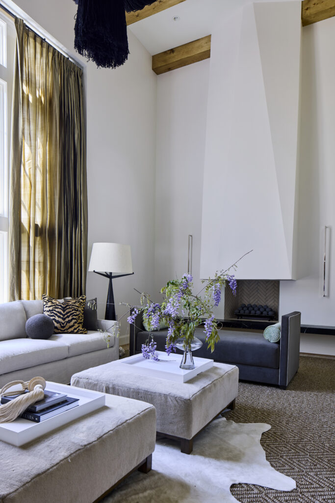 A House of Contrasts: Moody, Modern, and Incredibly Inviting 5 2. RBRichmar10694
