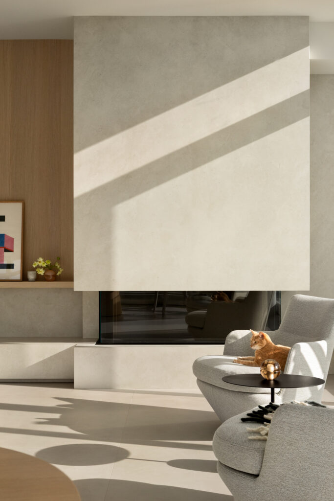 After Decades in the Suburbs, a Vancouver Couple Traded Space for Stillness in This Yaletown Penthouse 11 AtelierFen 228 1