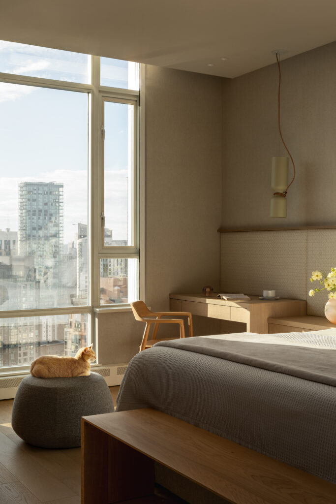 After Decades in the Suburbs, a Vancouver Couple Traded Space for Stillness in This Yaletown Penthouse 12 AtelierFen 704 1