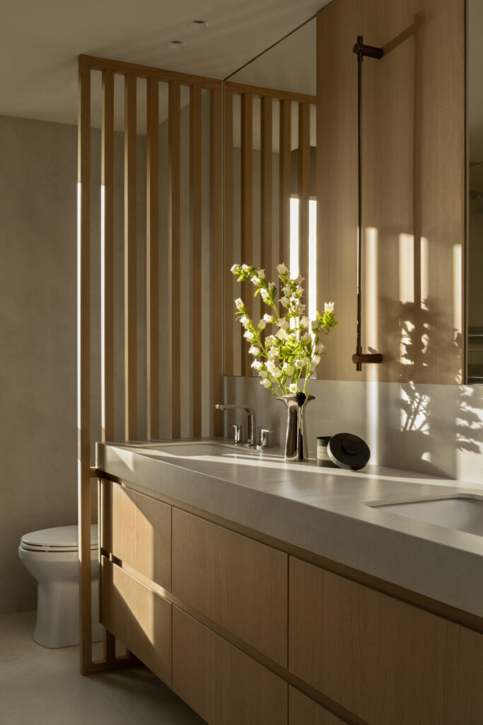 After Decades in the Suburbs, a Vancouver Couple Traded Space for Stillness in This Yaletown Penthouse 13 AtelierFen 736 3