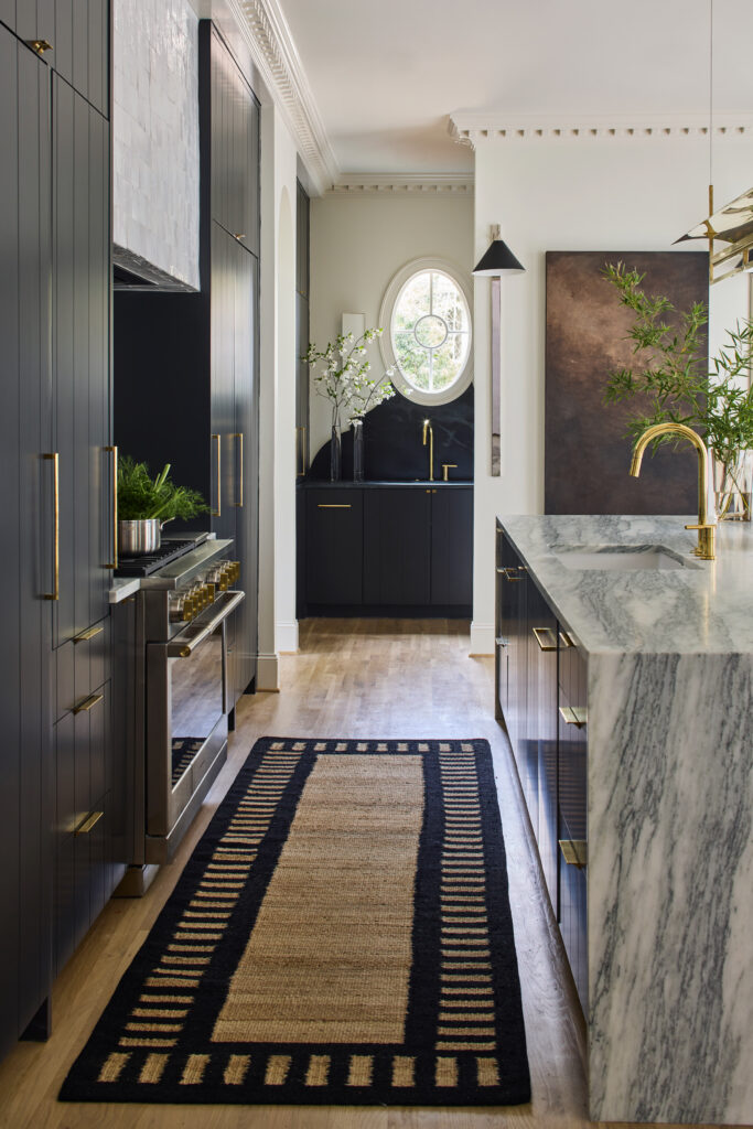A House of Contrasts: Moody, Modern, and Incredibly Inviting 11 RBRichmar10477