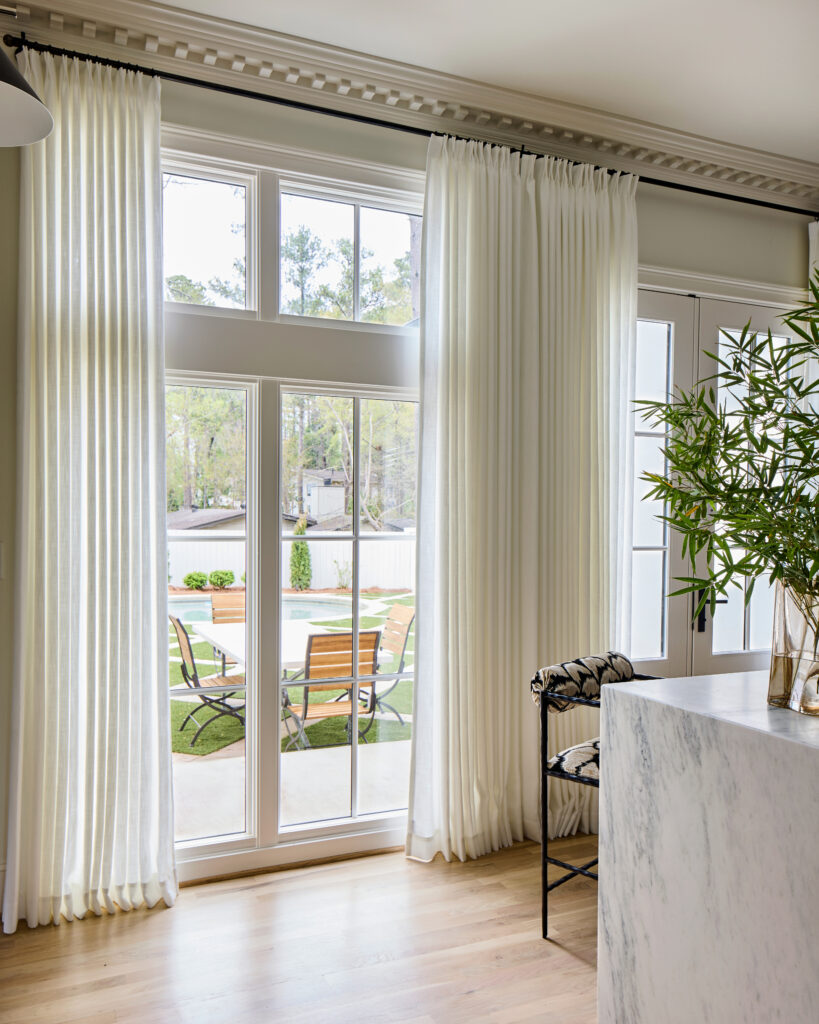 A House of Contrasts: Moody, Modern, and Incredibly Inviting 9 RBRichmar10485