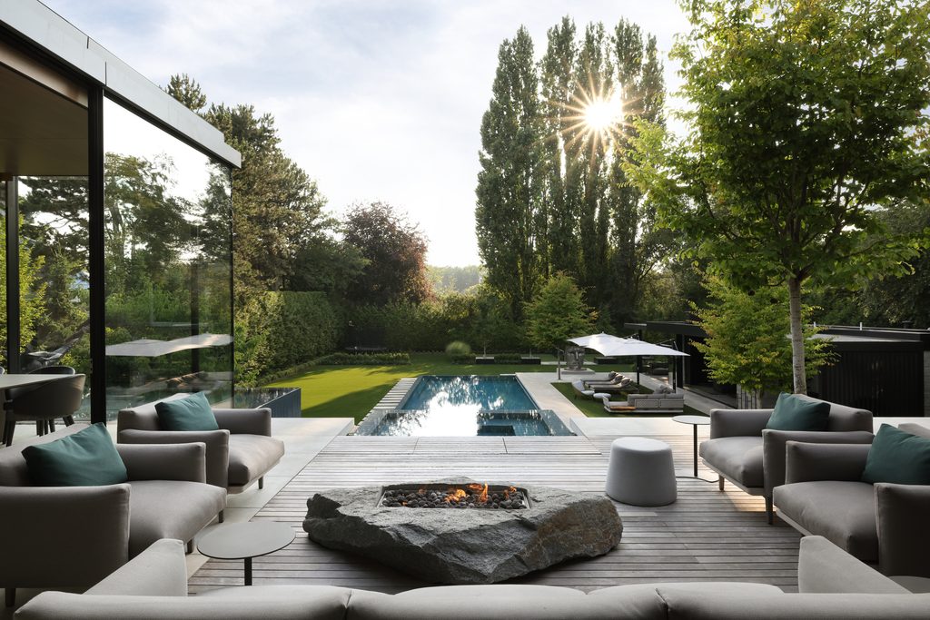 The Luxury of Space: The Art of Landscaping 2 3. SouthlandsEstate 2 EmaPeter