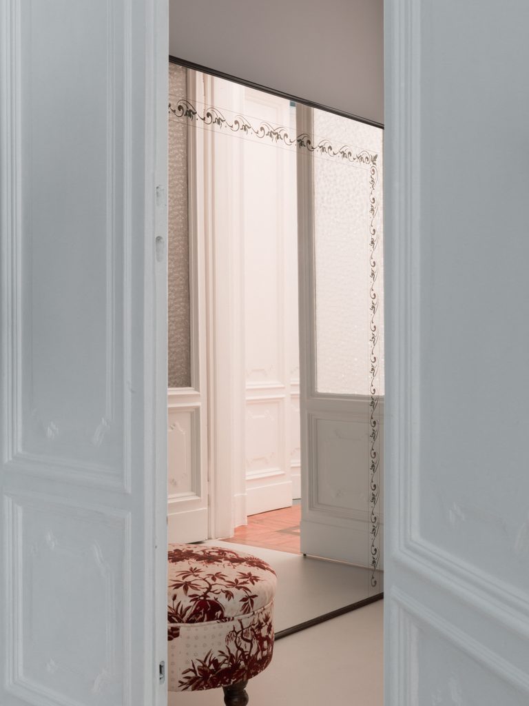 Two Languages: In Milan, A Former Law Office Becomes A Family Home Where Restored Stucco Meets Poured Resin 13 ZMA 002 BM 8 768x1024 1