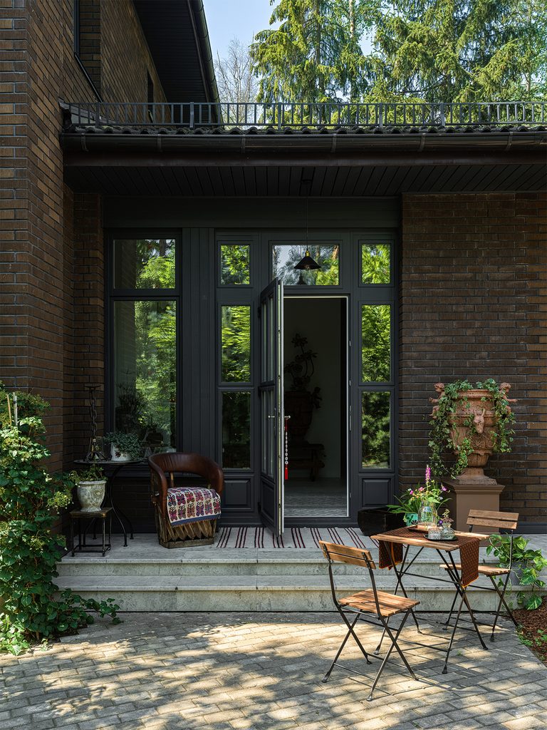 A Collector’s Eye: Inside Anna Erman’s Art-Filled Home Near Moscow 27 Borodki web 3 of 114 копия 768x1024 1