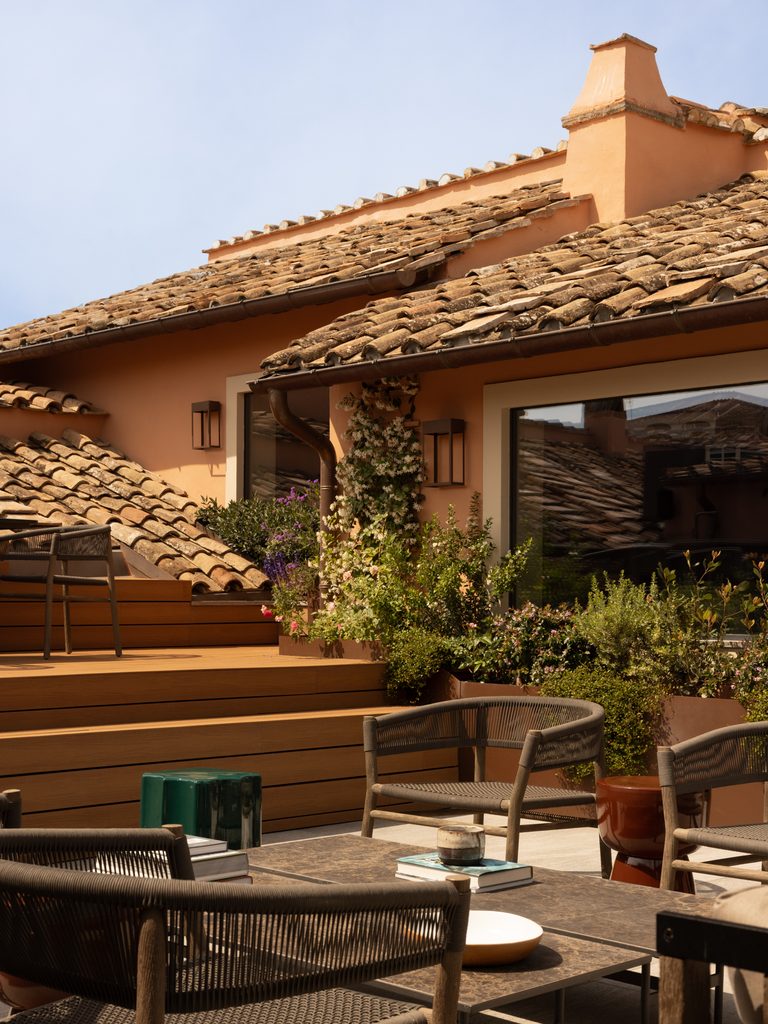A 17th-Century Roman Building Sets the Framework for a Contemporary Interior 5 Roma 23 768x1024 1