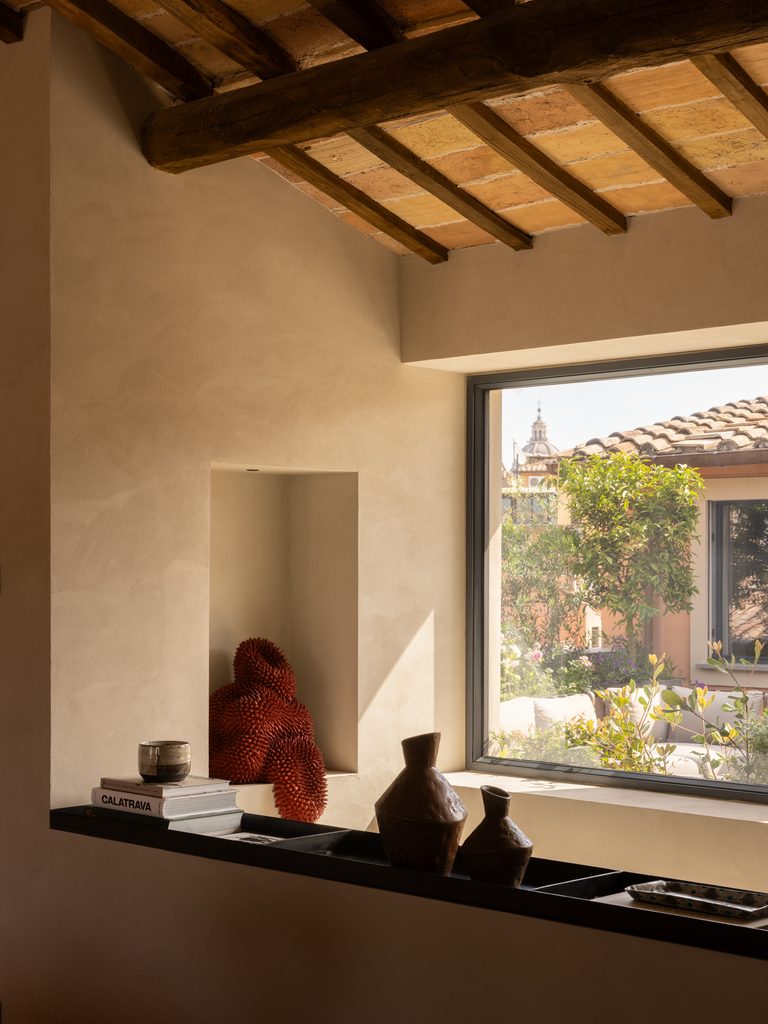 A 17th-Century Roman Building Sets the Framework for a Contemporary Interior 1 Roma 4 768x1024 1