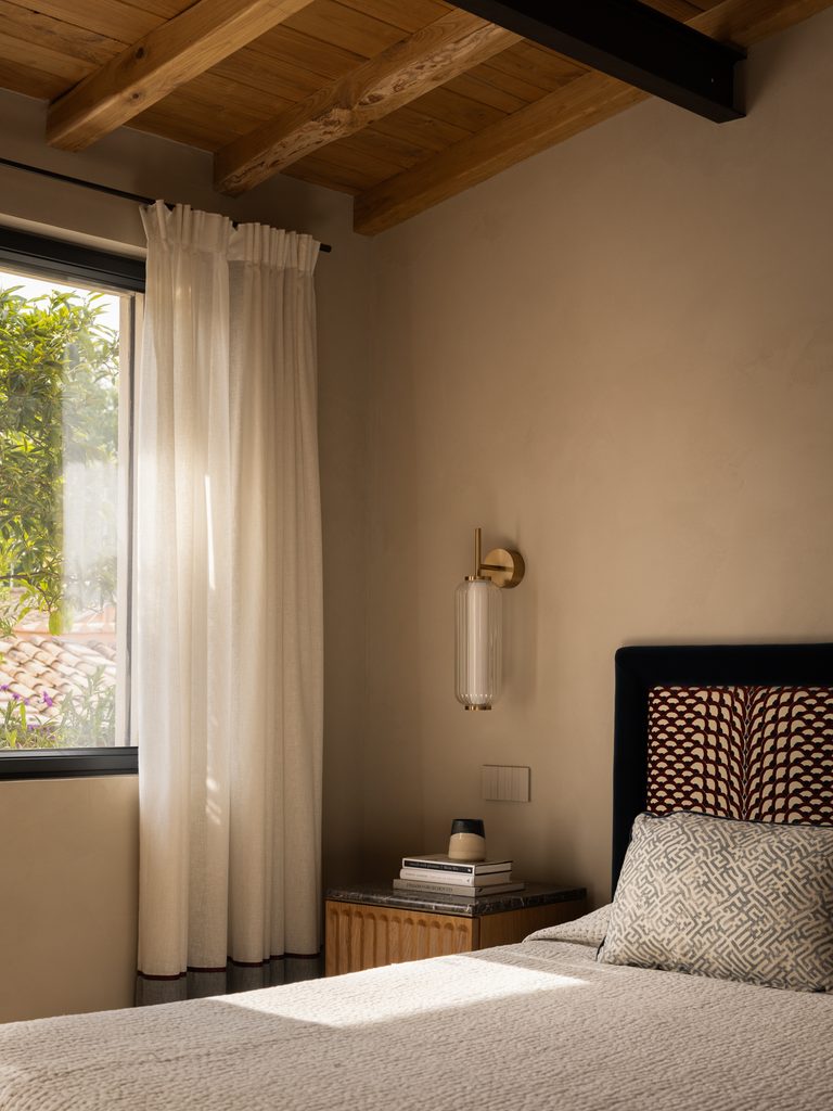 A 17th-Century Roman Building Sets the Framework for a Contemporary Interior 16 Roma 49 768x1024 1